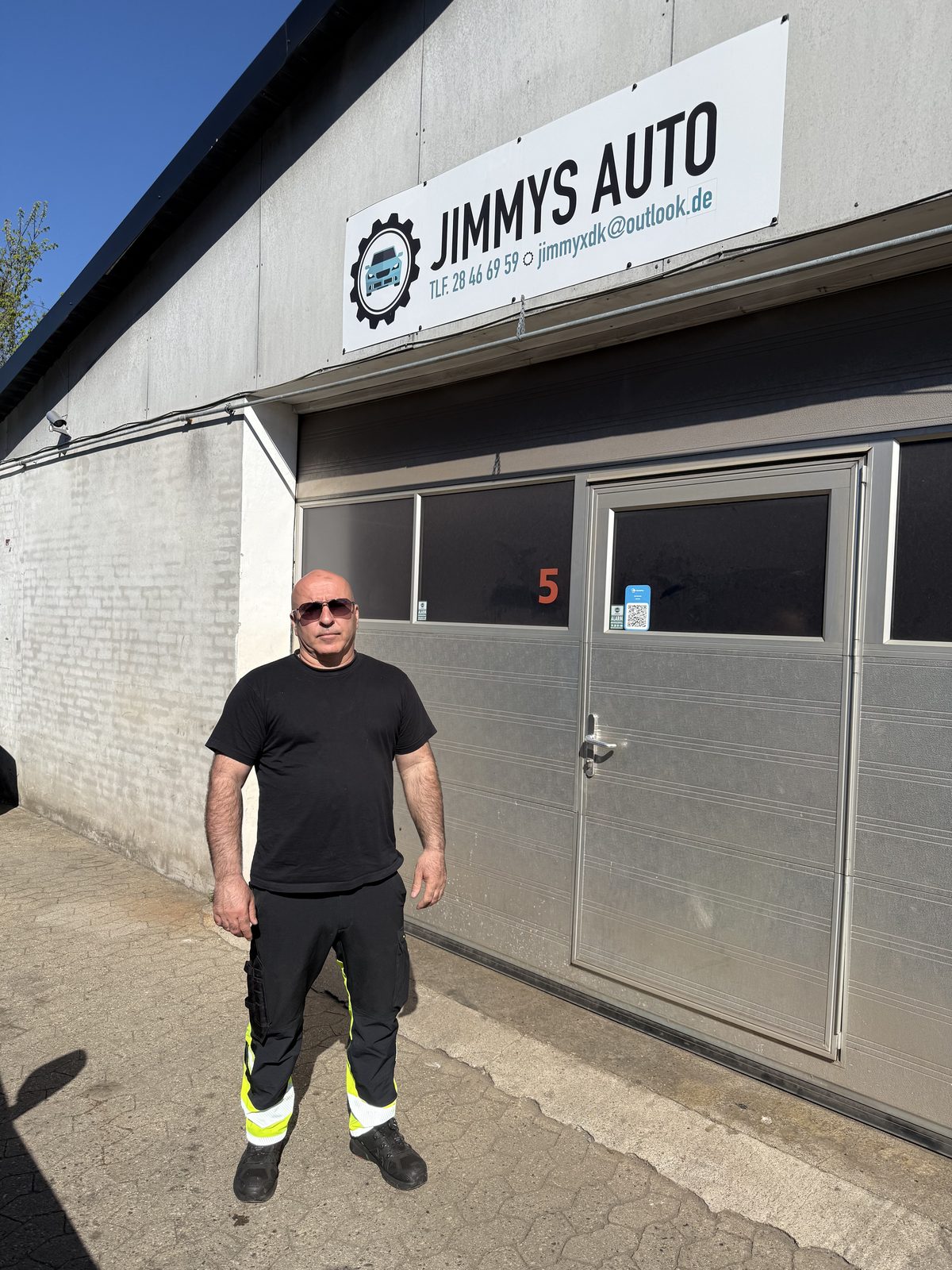 Jimmy in front of Jimmy's Auto at Nyholms Allé 21, Rødovre